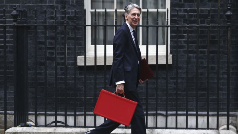 Hammond Says UK Financial Services Cannot Be Replicated