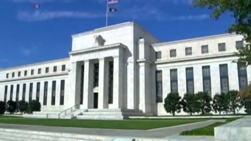 Federal Reserve Says US Economy Strong But Waits to Raise Rates