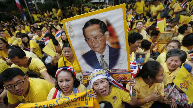 Thai Stocks Tumble, Prince Rushes Home Amid King Worries