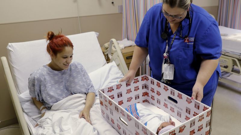 Pediatricians: Babies Should Sleep in Same Room as Parents