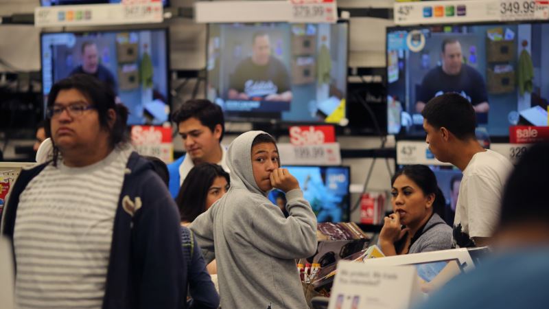 US Thanksgiving, Black Friday store sales fall, online rises