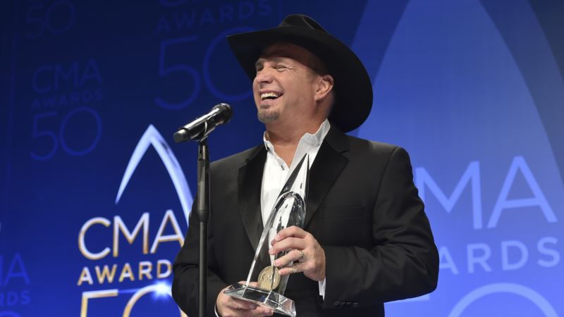 Country Star Garth Brooks in Talks for Trump Inaugural Celebrations