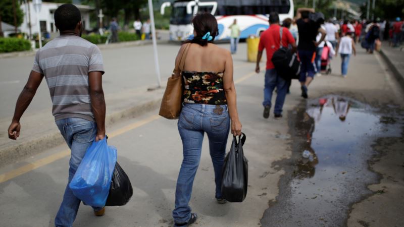 Venezuelan Women Flock to Colombia Border Town to Sell Hair