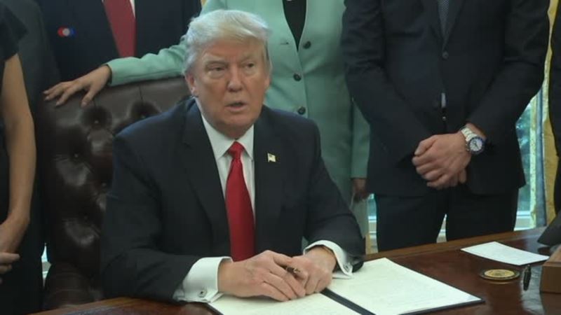 Trump Signs Order to Cut Business Regulations