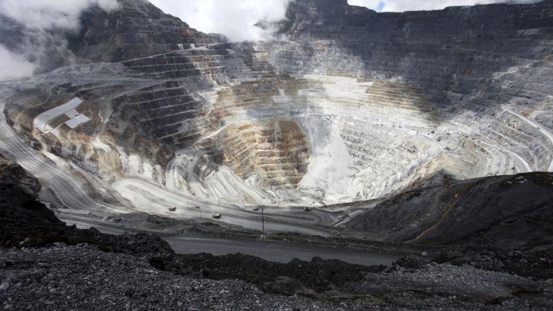 Showdown in Indonesia Brings World’s Biggest Gold Mine to Standstill