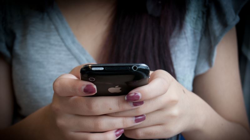 Heavy Social Media Use Could Lead to Isolation in Young Adults