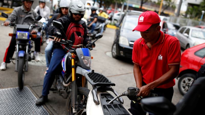 Venezuelans Line Up for Gasoline as OPEC Nation’s Oil Industry Struggles