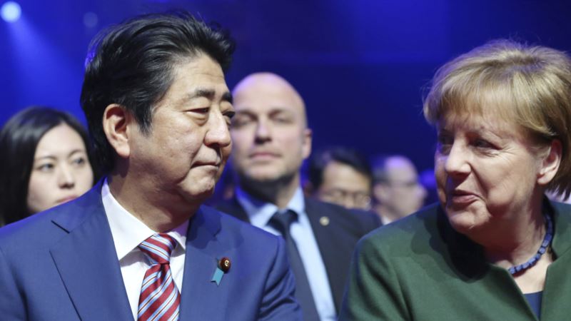 Germany’s Merkel and Japan’s Abe Urge Free Trade With Jabs at US