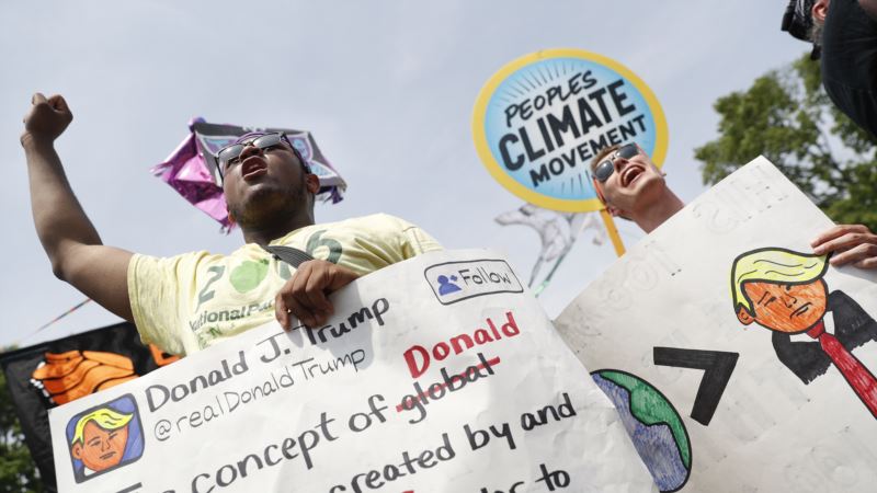 Thousands of Environmentalists March in Washington