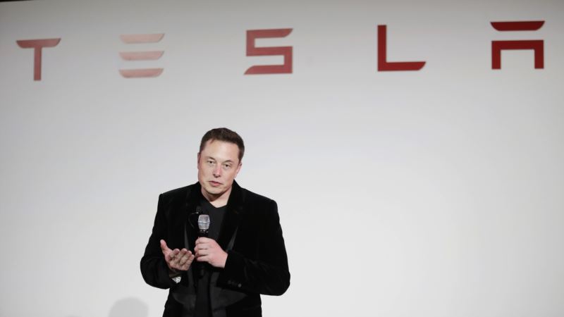 Elon Musk Steps out in Australia with Amber Heard