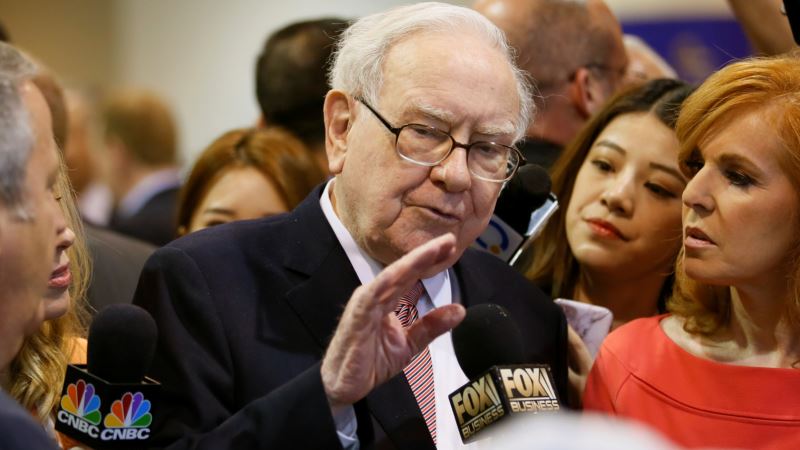 Buffett Talks Wells Fargo, IBM and His Successor at Annual Meeting