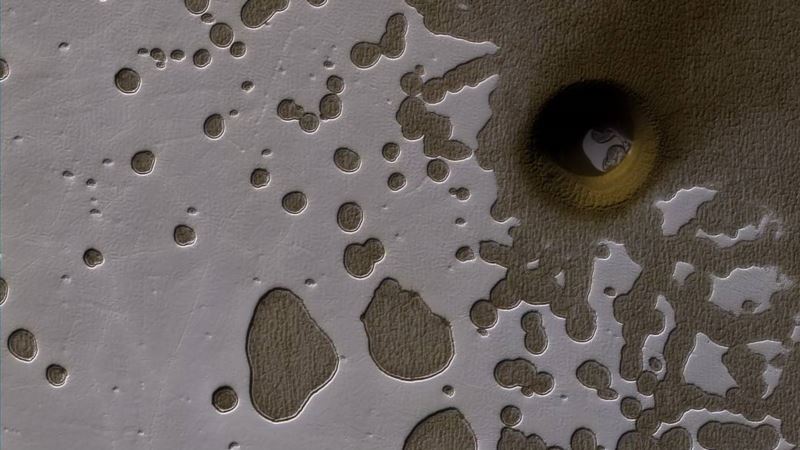 Mysterious Hole Spotted on Mars