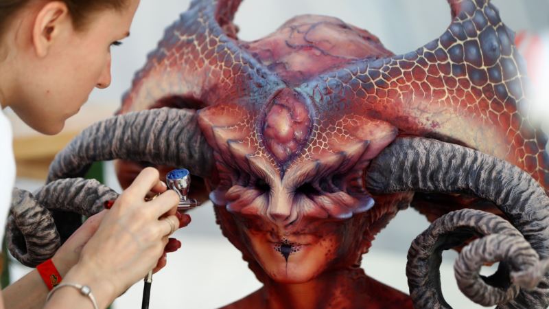 From Art to Aliens – Austrian Bodypainting Festival has Colorful Characters