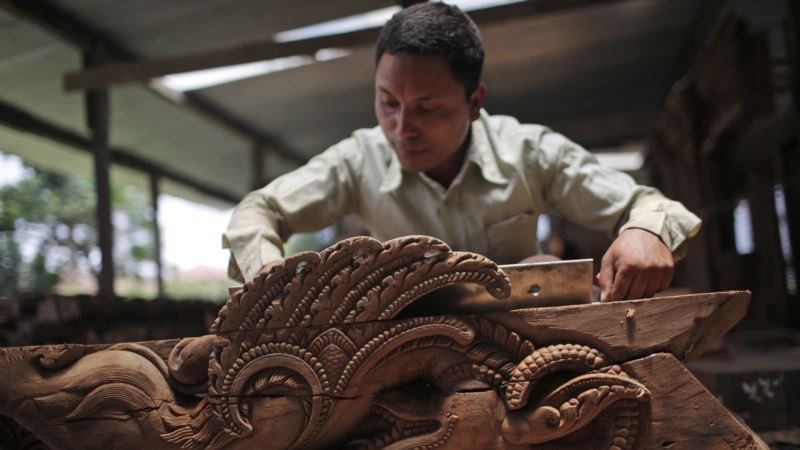 Nepal Woodcarvers Inspired to Restore Quake-toppled Temples