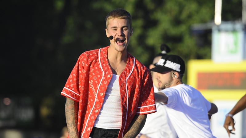 Police: Bieber Accidentally Hits Photographer with Pickup Truck