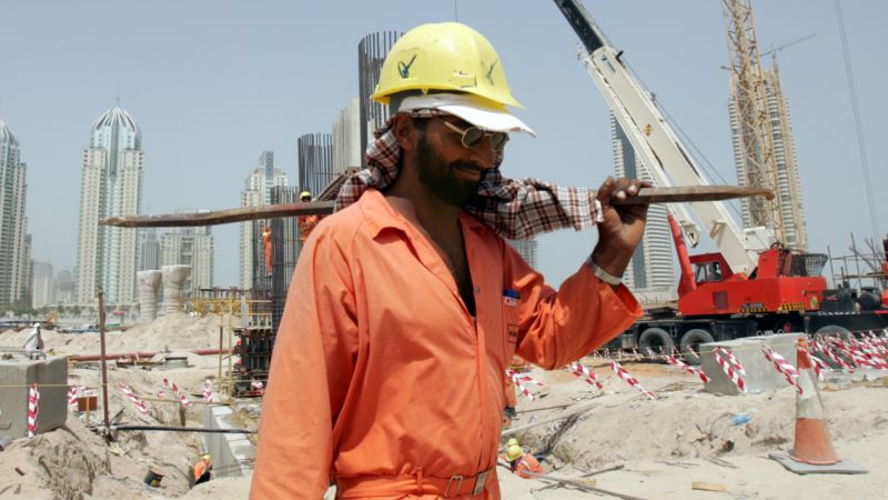 Dubai Street Cleaners Beat the Heat With ‘Cooling Collars’