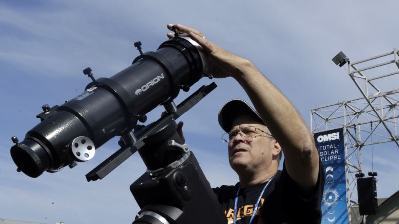 Americans Stake Out Prime Viewing Spots to See Sun Go Dark