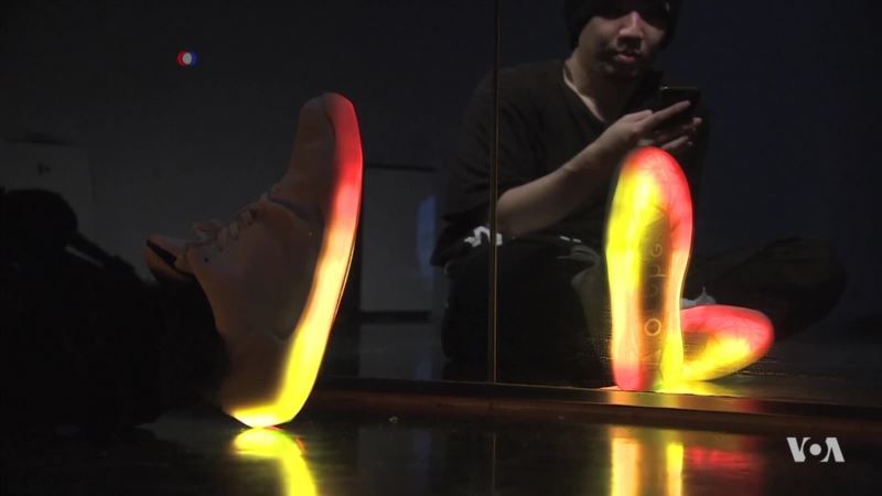 LED Smart Shoes Turn Feet into Glowing Displays