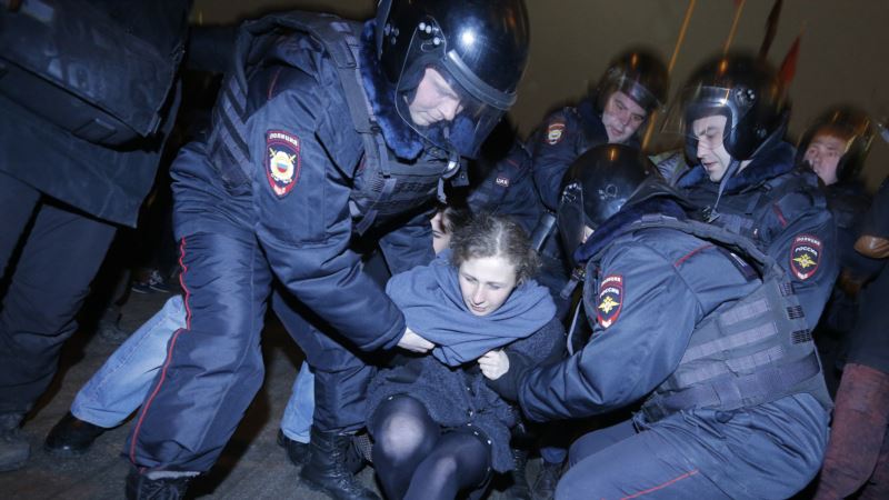 2 Members of Russian Punk Band Pussy Riot Detained