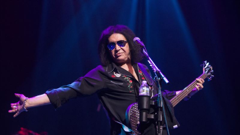 Kiss Members Gene Simmons, Ace Frehley Reunite on Stage