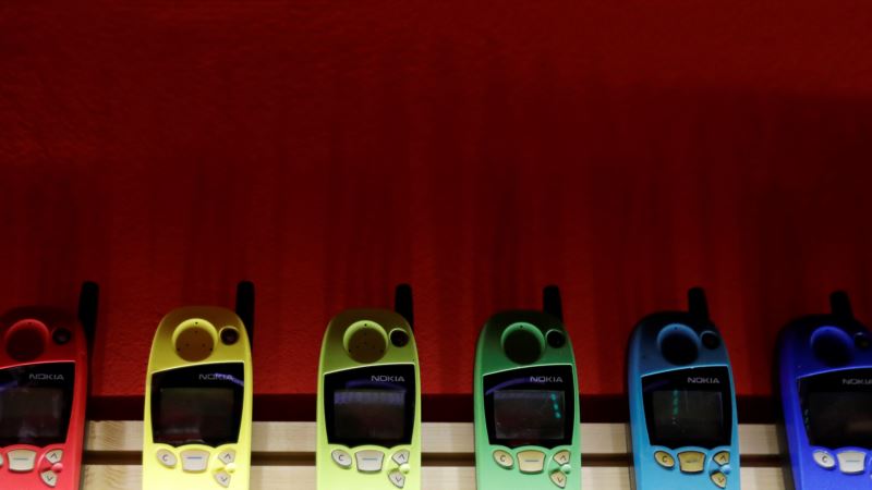 No Smartphones! Vintage Mobile Phone Museum Opens in Slovakia