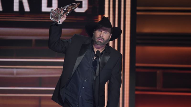Garth Brooks Wins Entertainer of the Year at CMA Awards