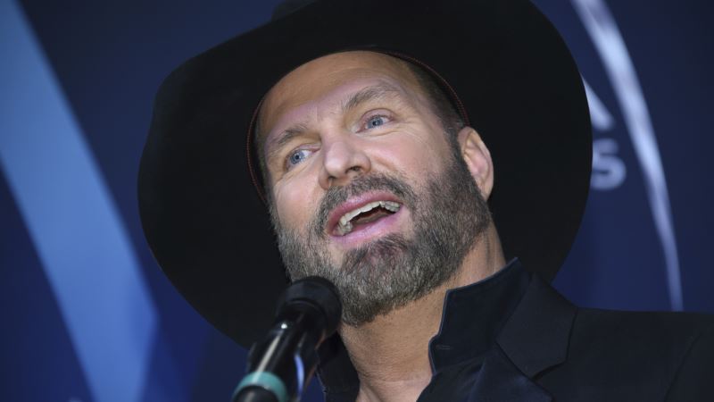 Q&A: Garth Brooks on New Anthology and Lip Syncing at CMAs