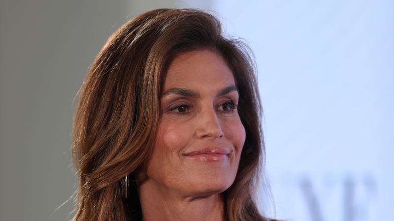 Cindy Crawford Recreates Iconic Super Bowl Ad 26 Years Later