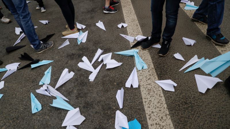 Paper Plane Protesters Urge Russia to Unblock Telegram App