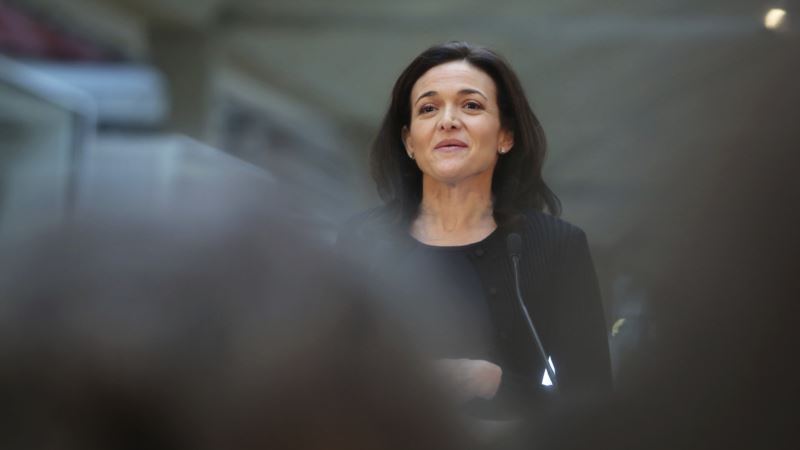 Sheryl Sandberg Uses Facebook’s Woes as Lesson for MIT Grads