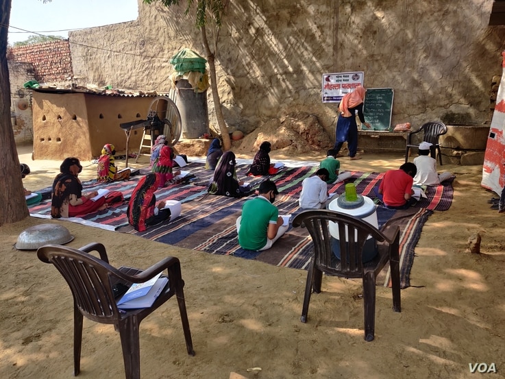 At outdoor classes held at Righer village in Haryana's Nuh district, students sit a distance in keeping with Covid 19 protocols. (Anjana Pasricha/VOA)