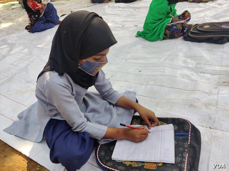 Young students are being taught math at an outdoor class in Righer. (Anjana Pasricha/VOA)
