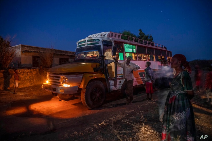 Tigray people who fled the conflict in Ethiopia's Tigray region, arrive on a bus at Umm Rakouba refugee camp in Qadarif,…
