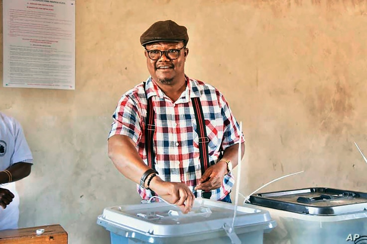 Chadema Presidential Candidate Tundu Lissu casts his vote at Ntewa Primary School's polling station in Ikungi town Singida region, Tanzania, Oct.28, 2020.