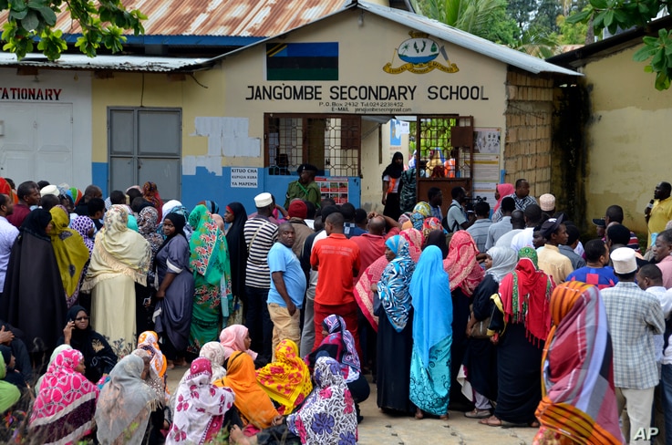 Locals line up to cast vote in Zanzibar, Tanzania, Oct.28, 2020.