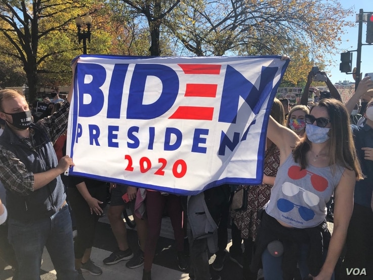 Biden supporters celebrate his projection as U.S. president-elect near the White House in Washington, Nov. 7, 2020. (Margaret Besheer/VOA)