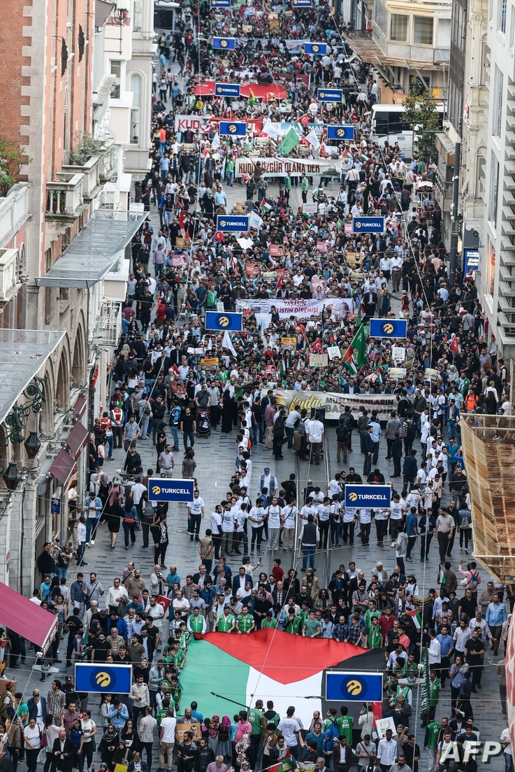 Demonstrators march with a giant Palestinian flag on May 31, 2018 at Istiklal avenue in Istanbul, to mark the 8th anniversary…