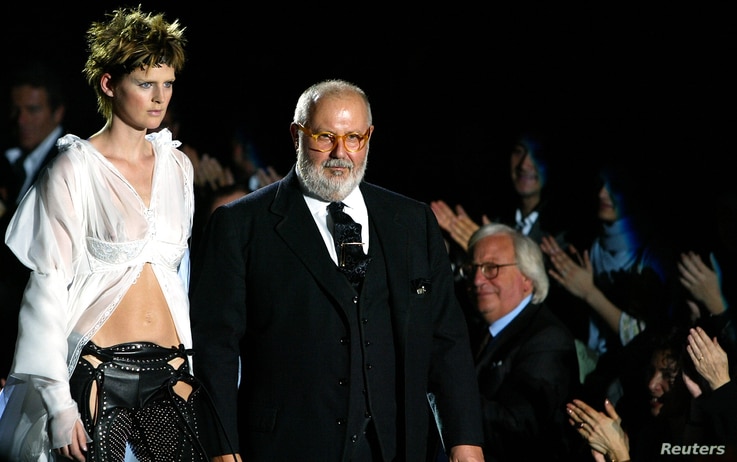 Italian designer Gianfranco Ferre(R) acknowledges the applause on thecatwalk with top model Stella Tennant (L) after…