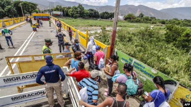 COLOMBIA – Venezuelans returning home queue to have their documents checked on the Simon Bolivar International Bridge, on August 21, 2020.