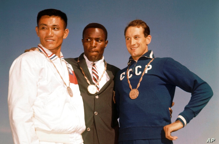 Rafer Johnson, 1960 Olympic Decathlon Champion, Dies at 86 