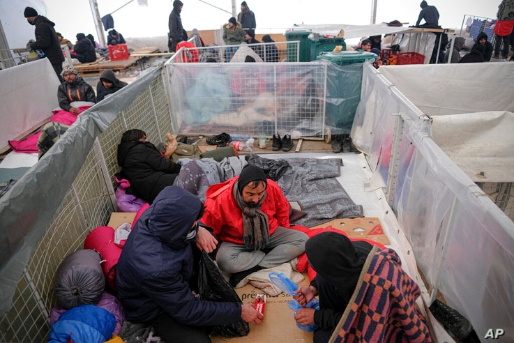 Hundreds of Migrants Freezing in Heavy Snow in Bosnia Camp