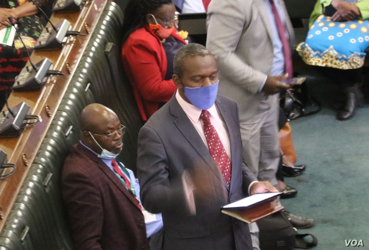 Settlement Chikwinya, center, one of the lawmakers not happy with the decision by Zimbabwe government to call off a search for trapped miners, is seen in parliament in Harare, Zimbabwe, Dec. 9, 2020. (Columbus Mavhunga/VOA)