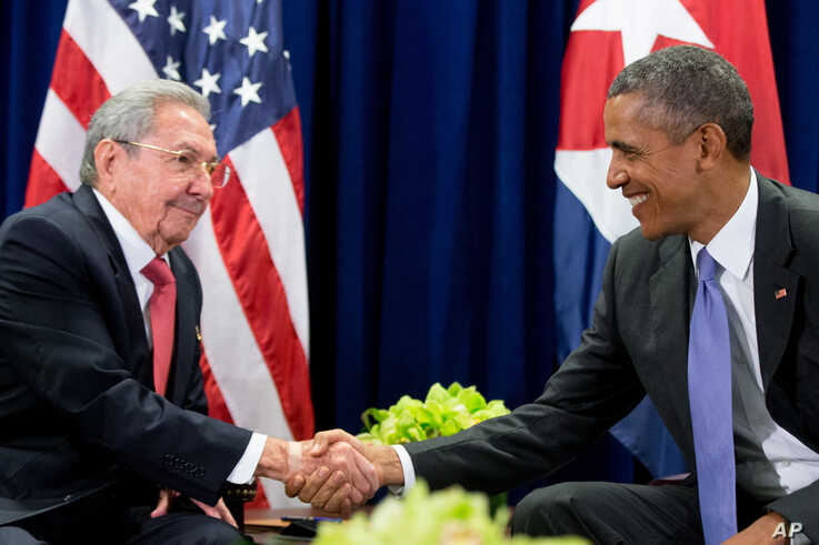 U.S. President Barack Obama, right, and Cuban President Raul Castro shake hands before a bilateral meeting at the United Nations headquarters in New York, Sept. 29, 2015. 