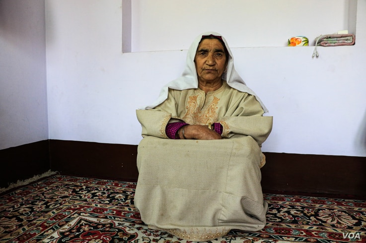 Azzi Begum, mother of militant commander Aijaz Ahmad Reshi, sits in the drawing room of his house while narrating the details of the day when her son was killed. (UbaidUllah Wani/VOA)