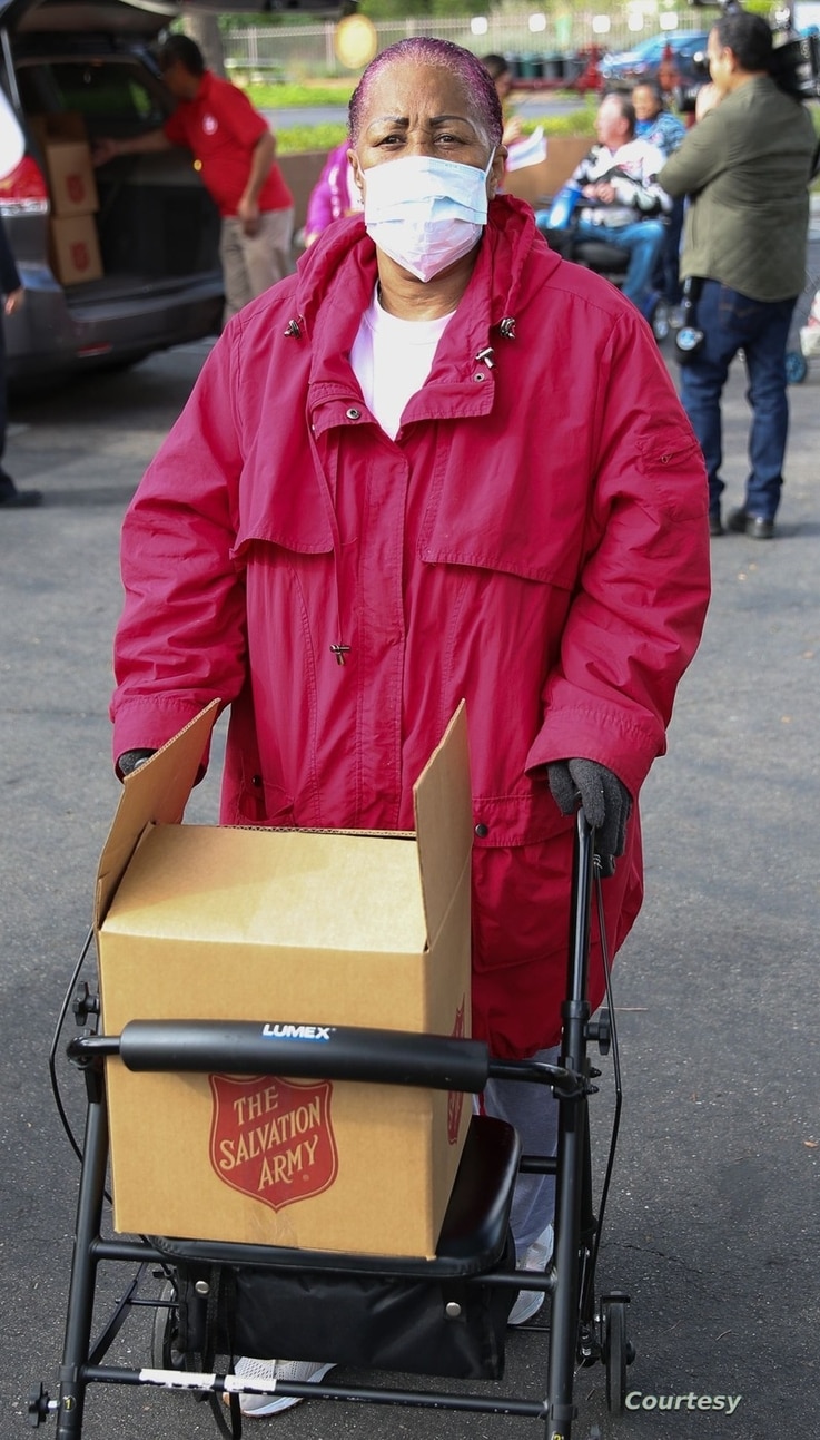 The Salvation Army in Huntington, California helps a senior citizen with food. (photo: The Salvation Army USA)