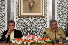 Pakistan's Foreign Minister Shah Mehmood Qureshi and army spokesman Major-General Babar Iftikhar brief media representatives on the ongoing military border tensions between Pakistan and India, at the Foreign Ministry in Islamabad, Nov. 14, 2020.