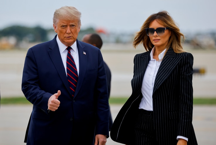  U.S. President Donald Trump walks with first lady Melania Trump at Cleveland Hopkins International Airport in Ohio.